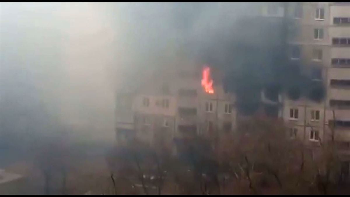 Boluntario talde bat Odesan, Ukrainako soldaduentzat kamuflaje sareak josten. Argazkia: EFE