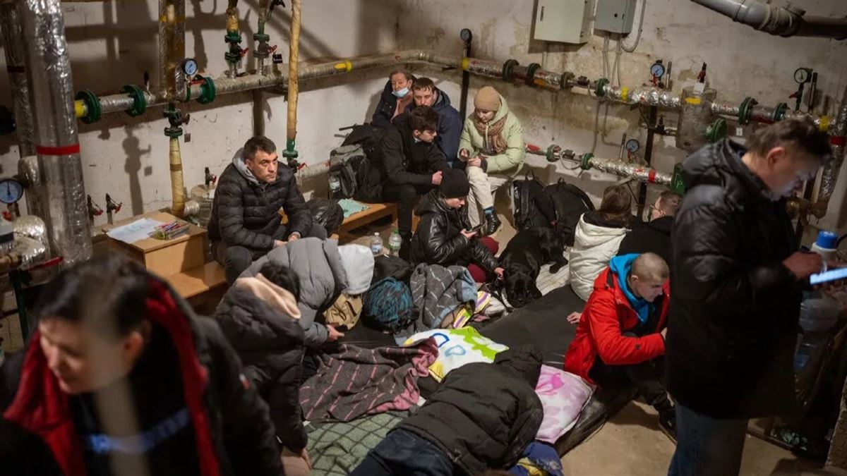 Vecinos y vecinas de un edificio en Kiev, en un búnker comunitario
