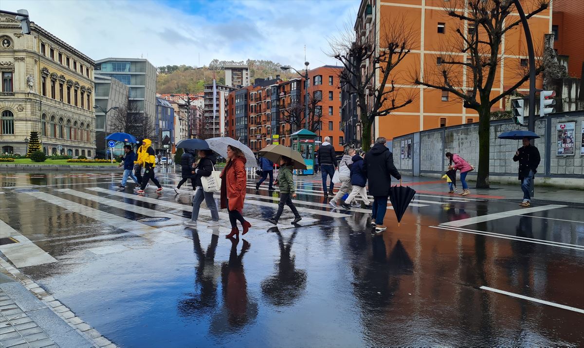 Gente, paseando por Bilbao