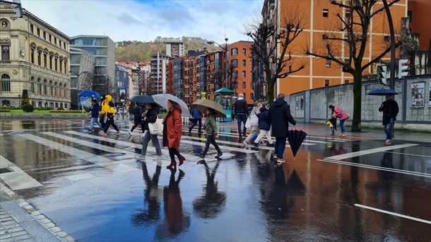 Gente, paseando por Bilbao