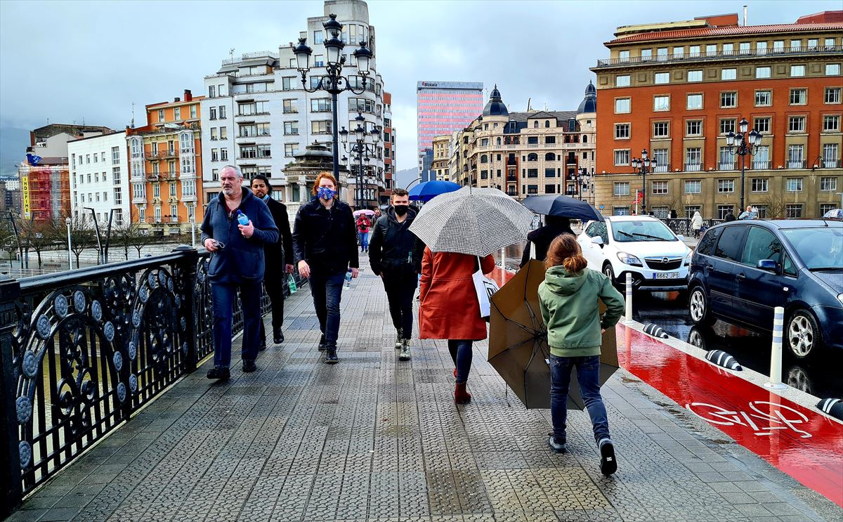 Gente por las calles de Bilbao