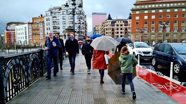 Gente por las calles de Bilbao