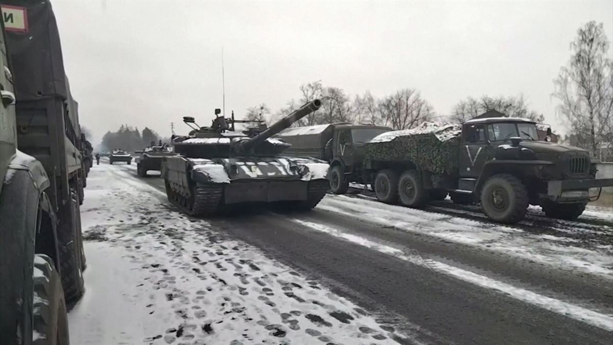 Tanques a las afueras de Kiev. Imagen obtenida de un vídeo de Reuters.