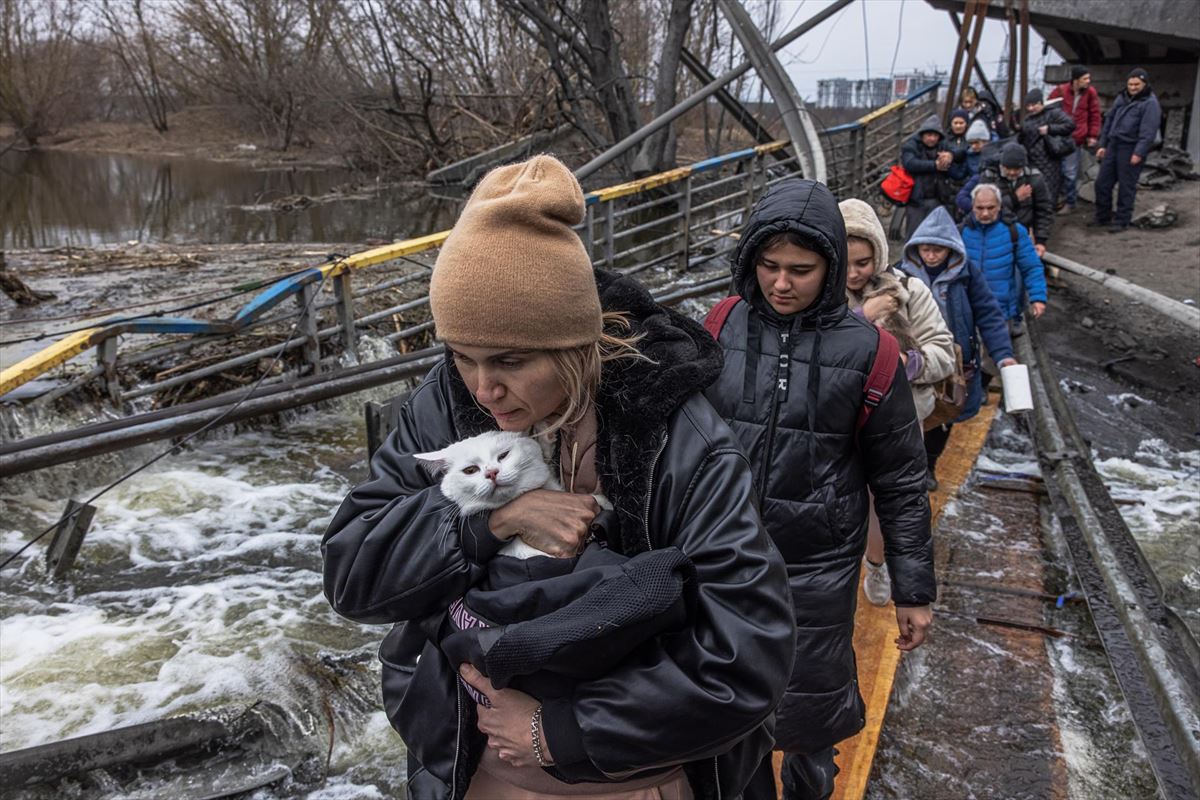 Salida de civiles a través del corredor humanitario de Irpín