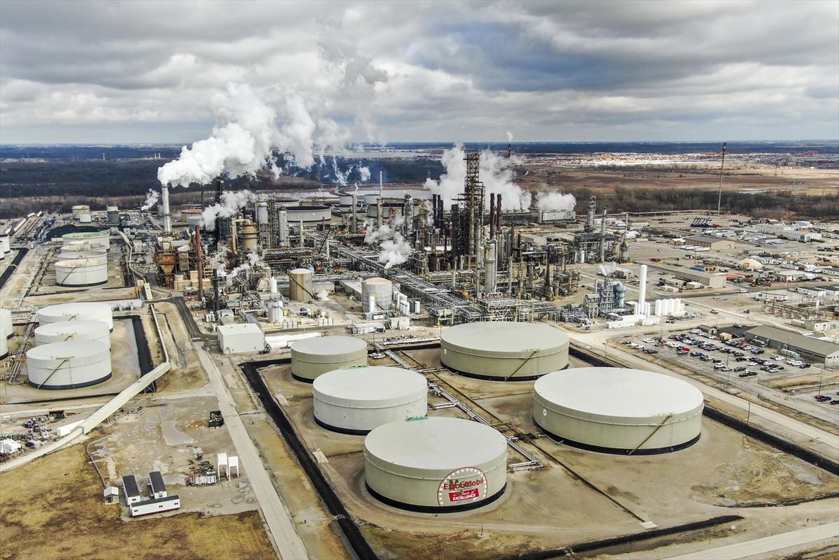 ExxonMobil konpainiako findegi bat Jolietetik gertu, Illinoisen (AEB). Argazkia: EFE
