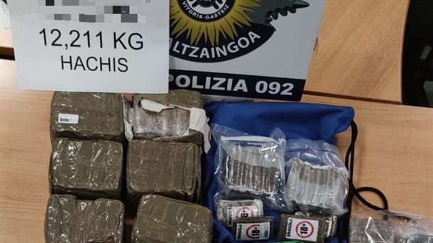 Detienen en Zaramaga a dos hombres por tráfico de drogas tras incautarles 12 kilos de hachís y 12.000 euros