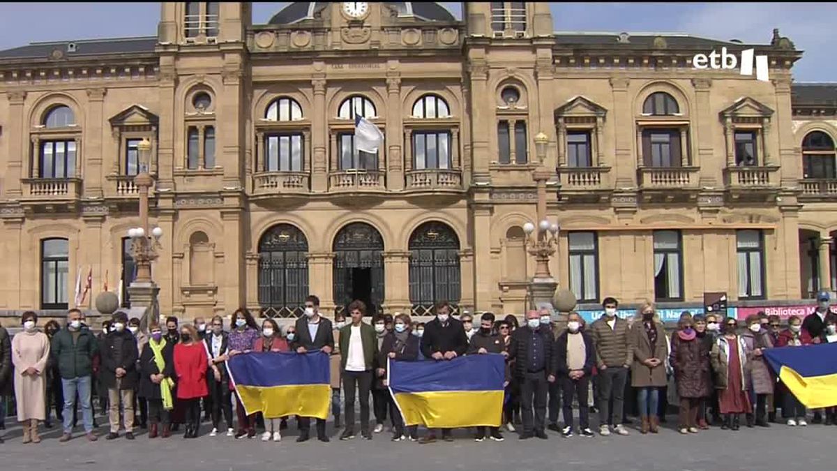 Los ayuntamientos vascos realizan concentraciones silenciosas de apoyo al pueblo ucraniano