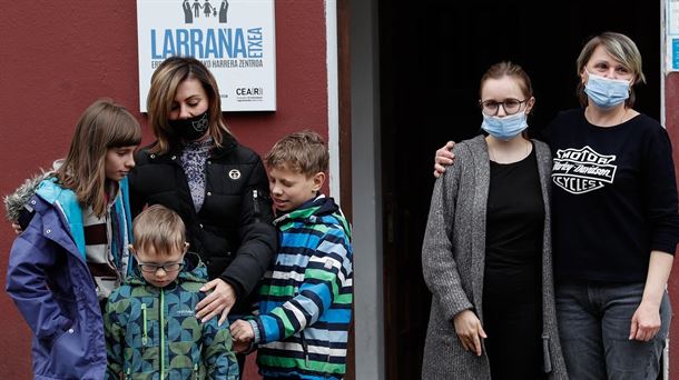 Las dos familias ucranianas que han sido acogidas en Oñati. Foto: EFE