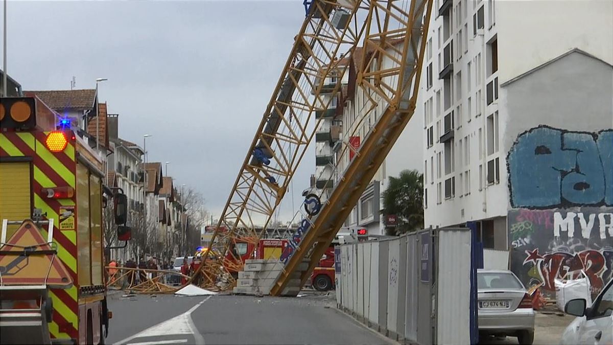 La grúa en Baiona (Lapurdi) tras el accidente laboral. Imagen obtenida de un vídeo de EiTB Media.