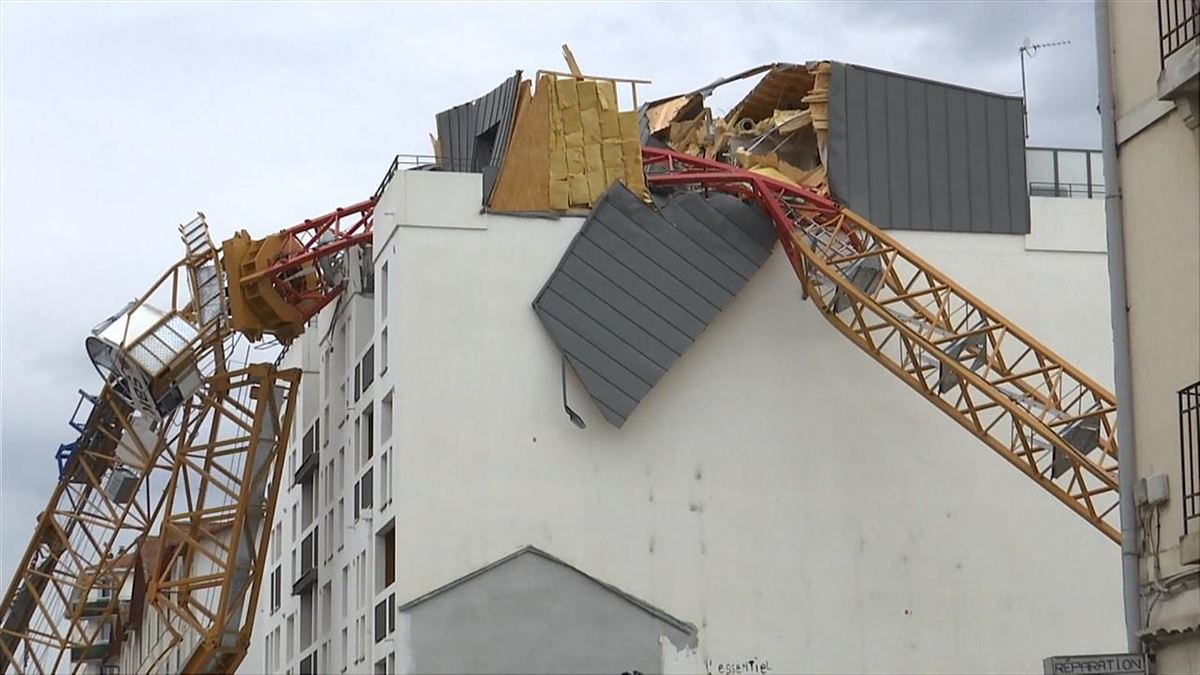 La grúa empotrada en el tejado del edificio. Imagen: EiTB Media