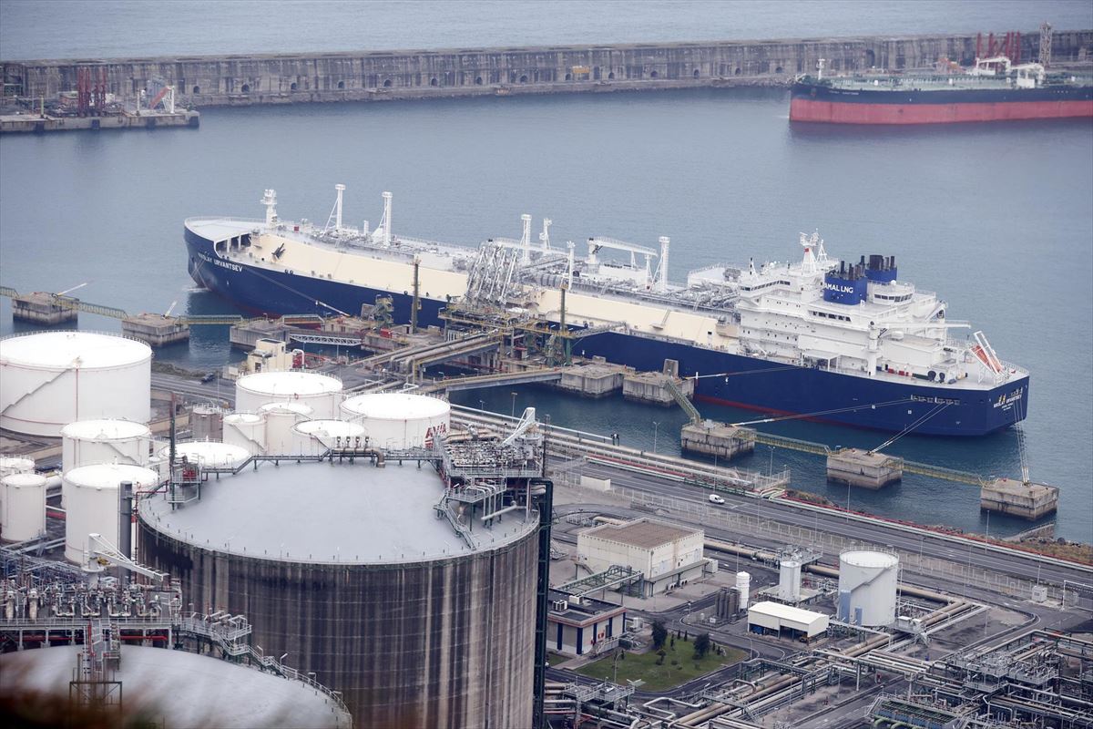 Un metanero cargado con gas ruso en el Puerto de Bilbao. Foto de archivo: EFE