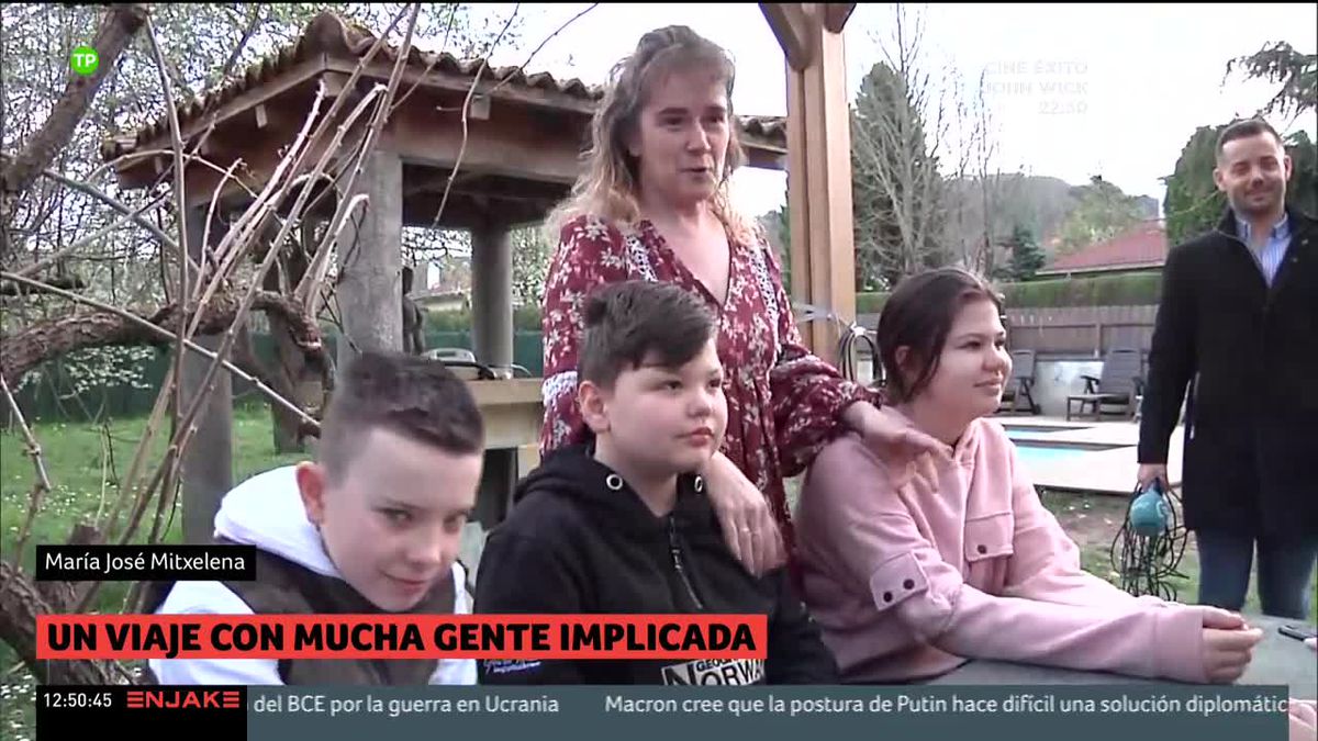 María José Mitxelena, con niños ucranianos. (Imagen de un vídeo de EITB Media)