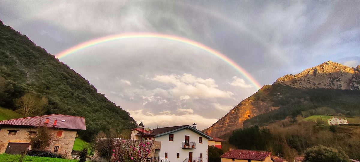 Arco iris este viernes sobre Mañaria (Bizkaia). Foto: Mariví González de Audicana