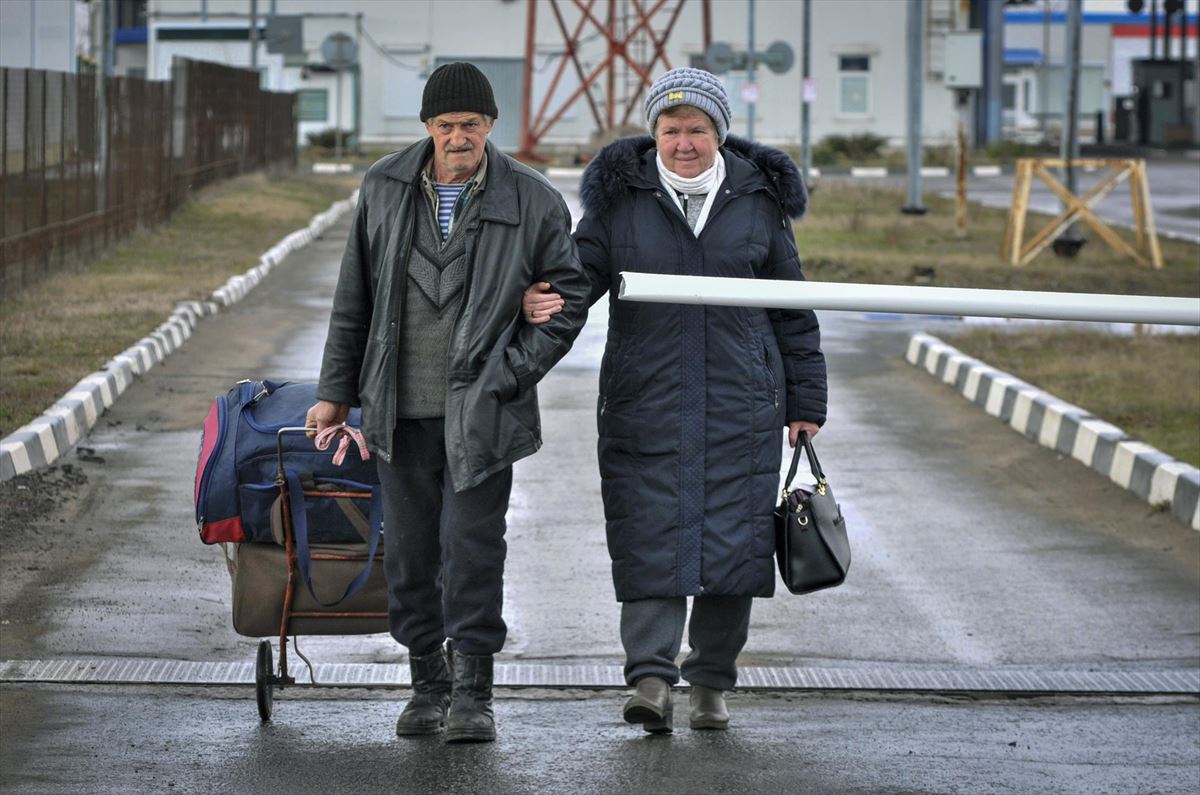 Refugiados de Mariupol saliendo de la frontera con Rusia, el lunes pasado. Foto: EFE