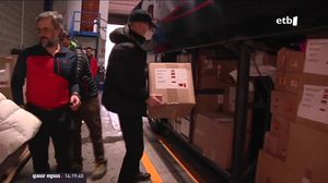 Material humanitarioz betetako autobus bat abiatu da Zornotzatik Poloniara