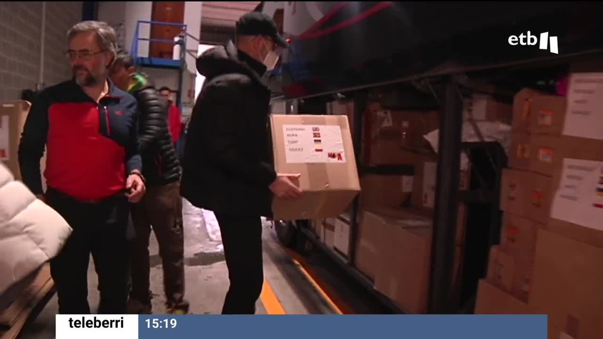 Han cargado el autobús con 540 cajas de material humanitario