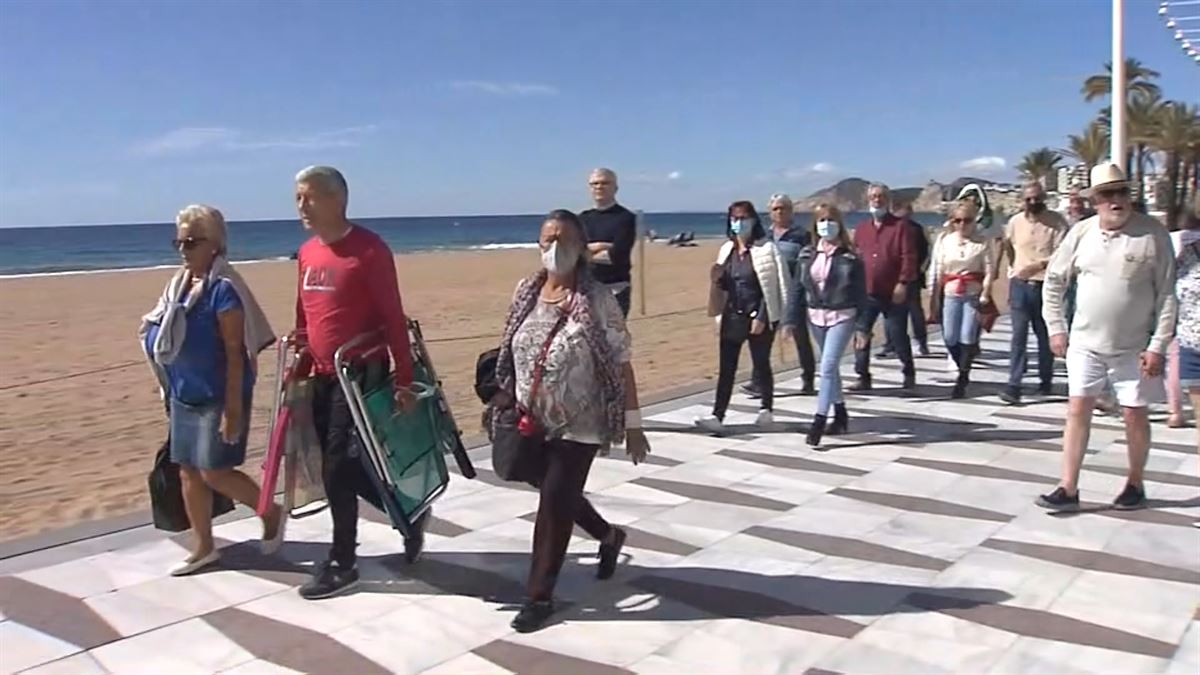 Jubilados paseando en la playa de Benidorm