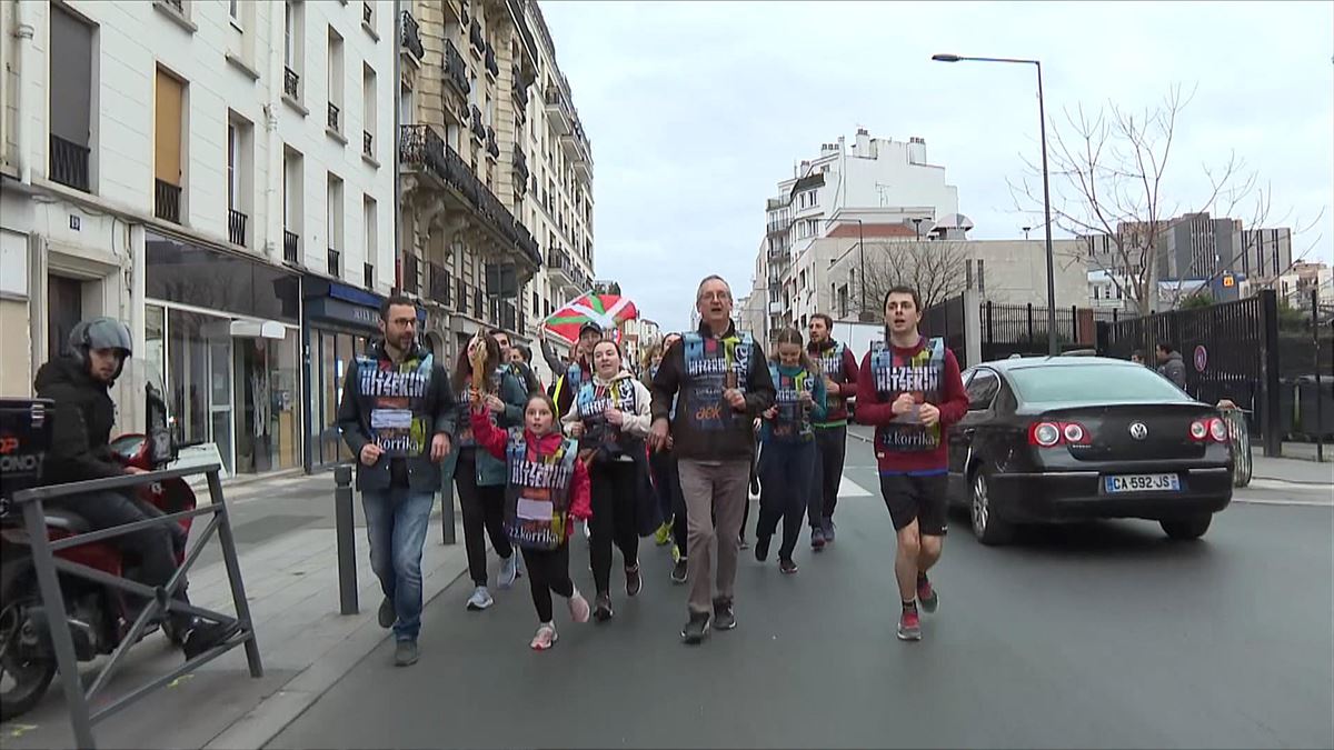 Korrika por las calles de París. Imagen obtenida de un vídeo de EITB Media.