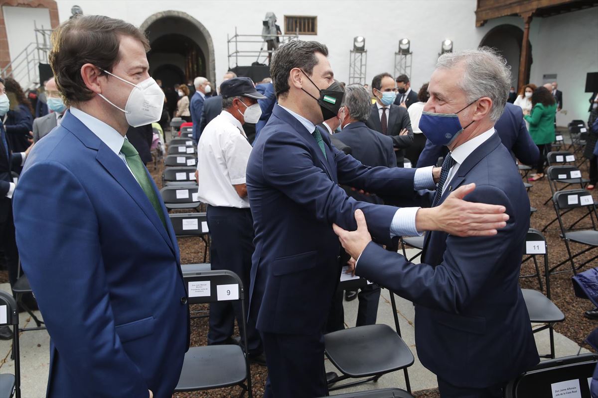 El lehendakari Urkullu saluda al presidente andaluz, en el acto homenaje de la Palma, el sábado. EFE