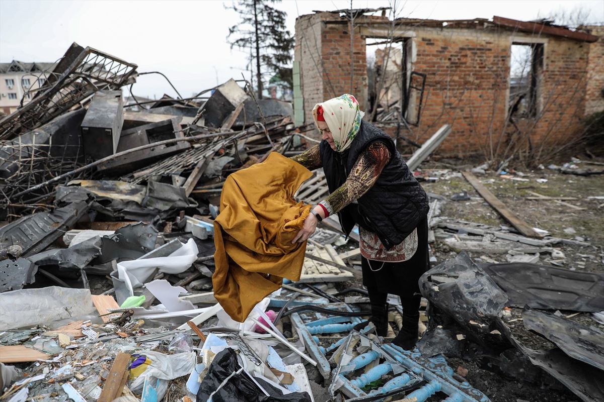 Una mujer, entre los escombros tras el ataque de Rusia a una iglesia ortodoxa en Ucrania. Foto: EFE