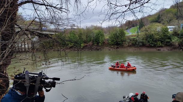 Bilaketa-operatiboko hainbat kide, gaur, Irunen. Argazkia: EITB Media