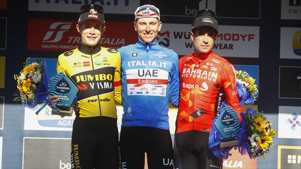Jonas Vingegaard, Tadej Pogacar y Mikel Landa en el podio de la Tirreno-Adriático.