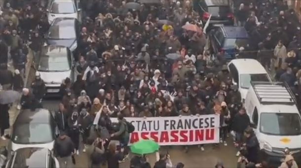 Manifestazioa Yvan Colonnaren alde, gaur arratsaldean Bastian. Bideo batetik hartutako irudia. 