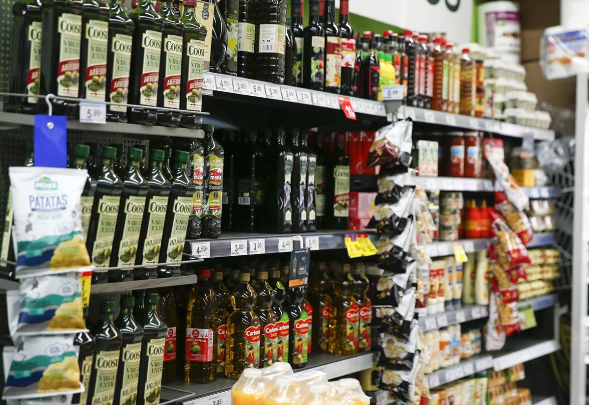 Estanterías de aceite de los supermercados. Foto de archivo: EFE