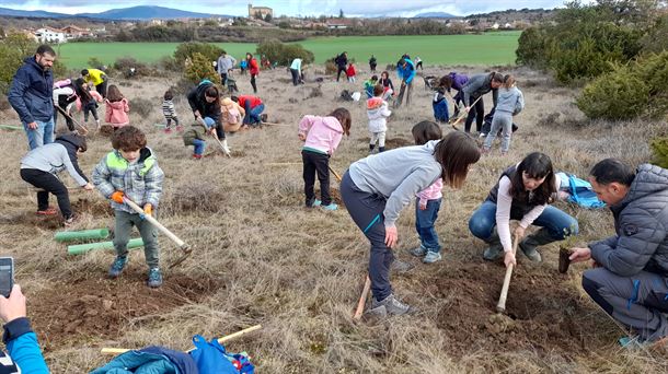 Azada en mano, alumnado urbanita que disfruta del mundo rural.