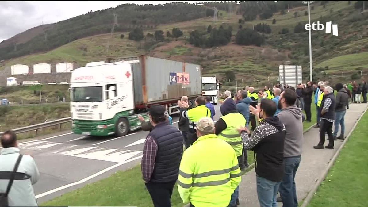 Huelguistas en la entrada del puerto de Bilbao. Imagen obtenida de un vídeo de EiTB Media.