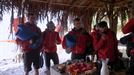 Tras la vuelta de Iker, los Yocahu disfrutan de un abundante desayuno en el campamento rico