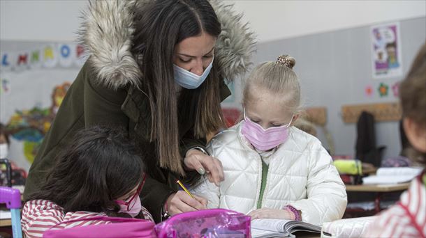 Menores en clase con mascarilla