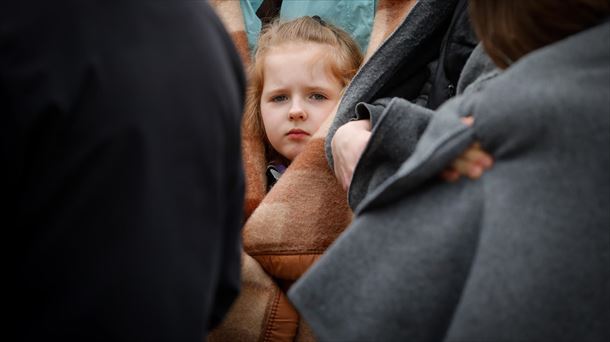 Una niña ucraniana espera ser atendida en un refugio