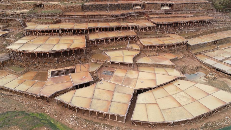 La arena del Sáhara llega al Valle Salado de Añana