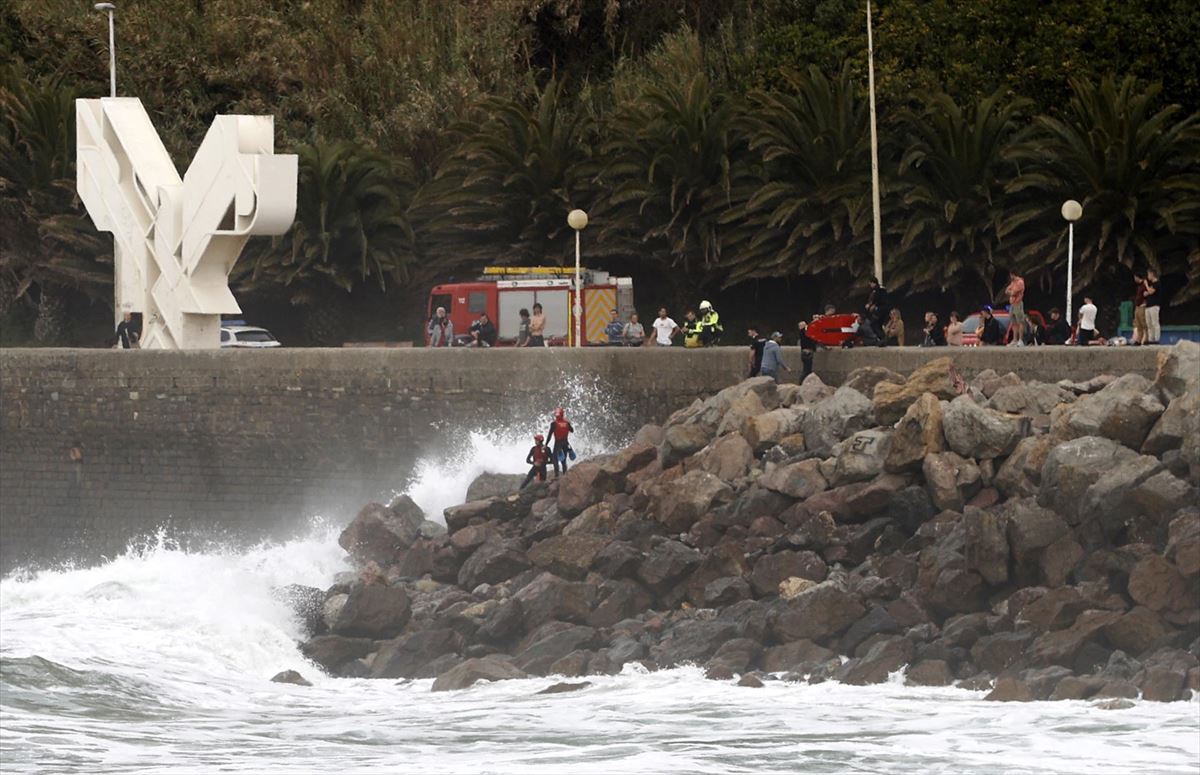 Las olas han arrastrado al surfista contra las rocas. Foto: EFE