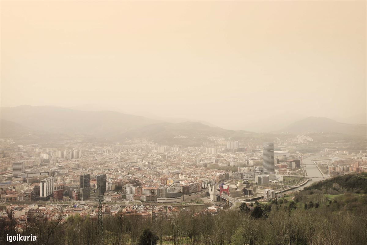 La nube de polvo procedente del Sáhara cubre el cielo de Bilbao. Foto: Inocencio Goikouria