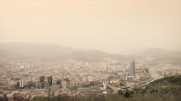 La nube de polvo procedente del Sáhara cubre el cielo de Bilbao. Foto: Inocencio Goikouria