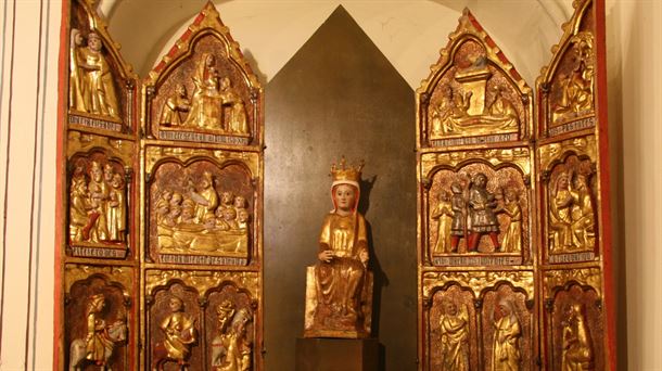 Este retablo o políptico de la Virgen está en una capilla lateral. AM