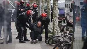 Disturbios entre la Ertzaintza y las personas que trataban de impedir un desahucio en San Sebastián