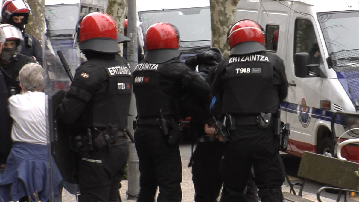 Istiluak izan dira Donostian etxegabetze baten aurka egindako protestan. Argazkia: EFE