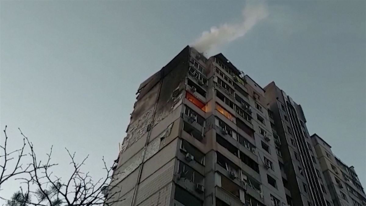 Edificio sobre el que han caído restos del misil. Imagen obtenida de un vídeo de Agencias.