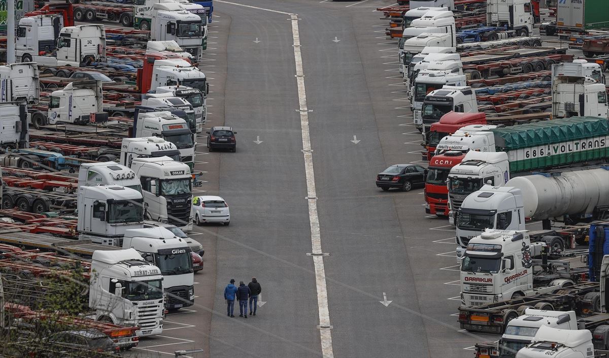 Huelga de camiones en el puerto de Bilbao. Foto: EFE