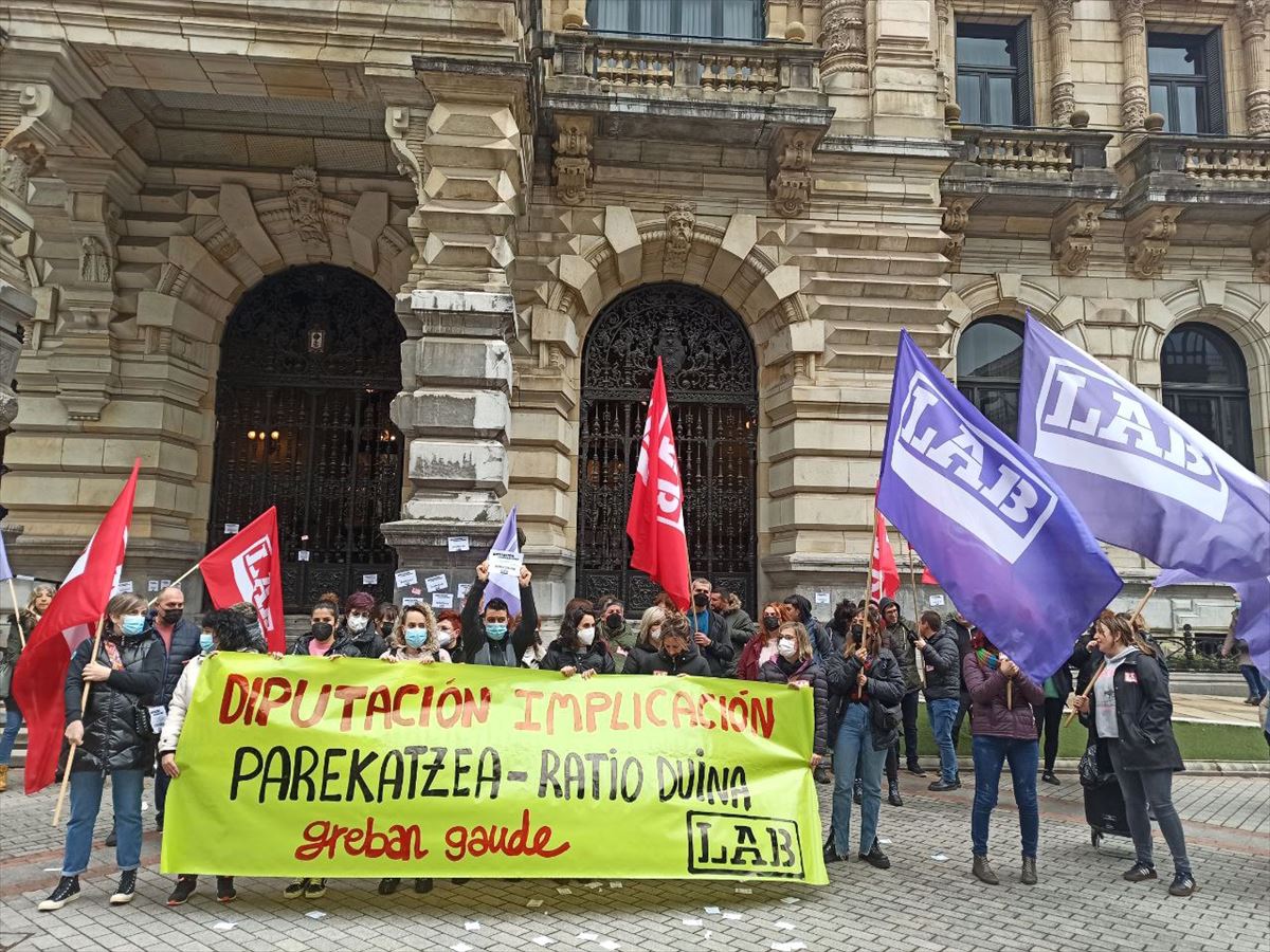 LAB sindikatuak deituta, protesta egin dute Bizkaiko Foru Aldundiaren aurrean