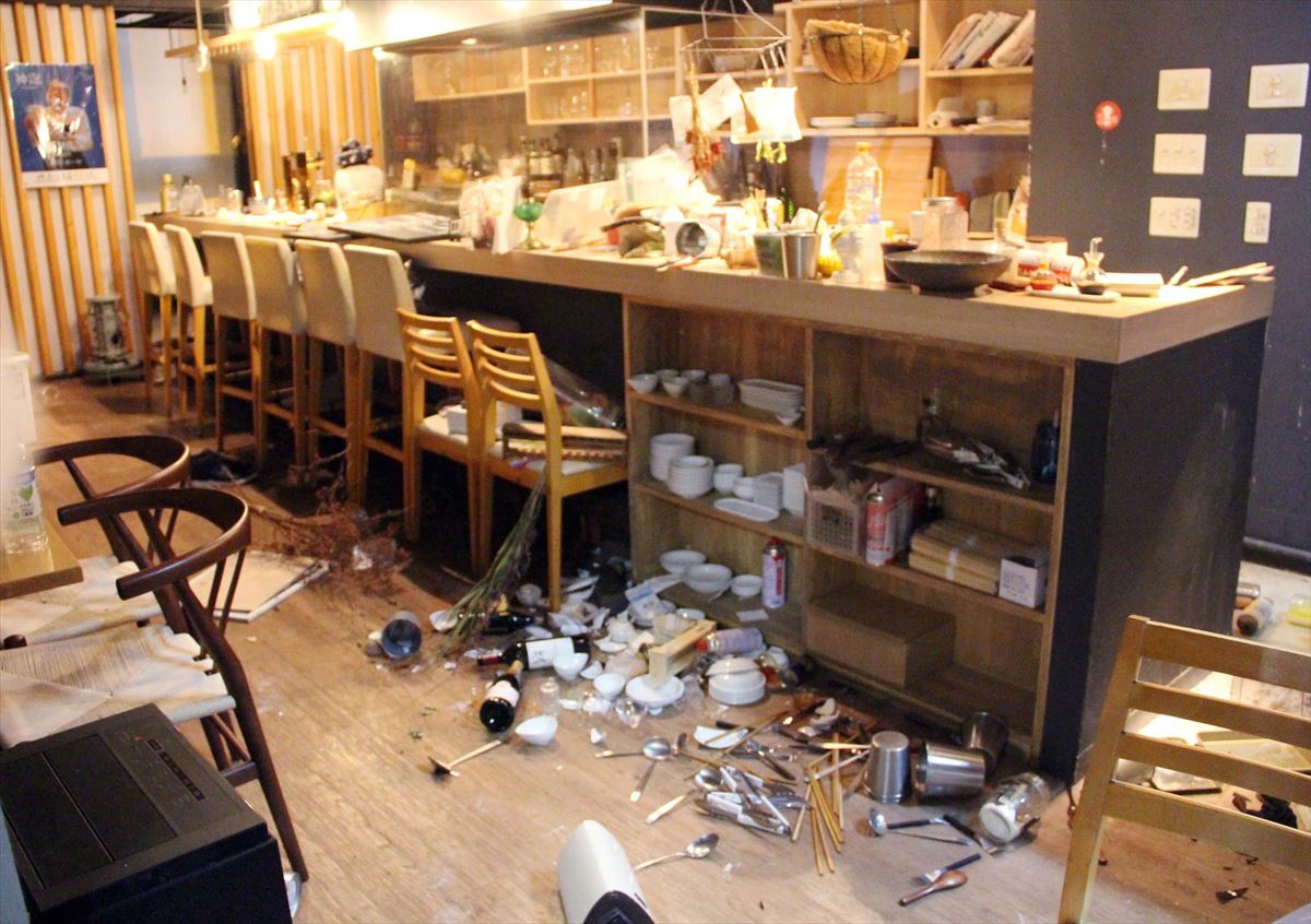 Un restaurante afectado por el terremoto.