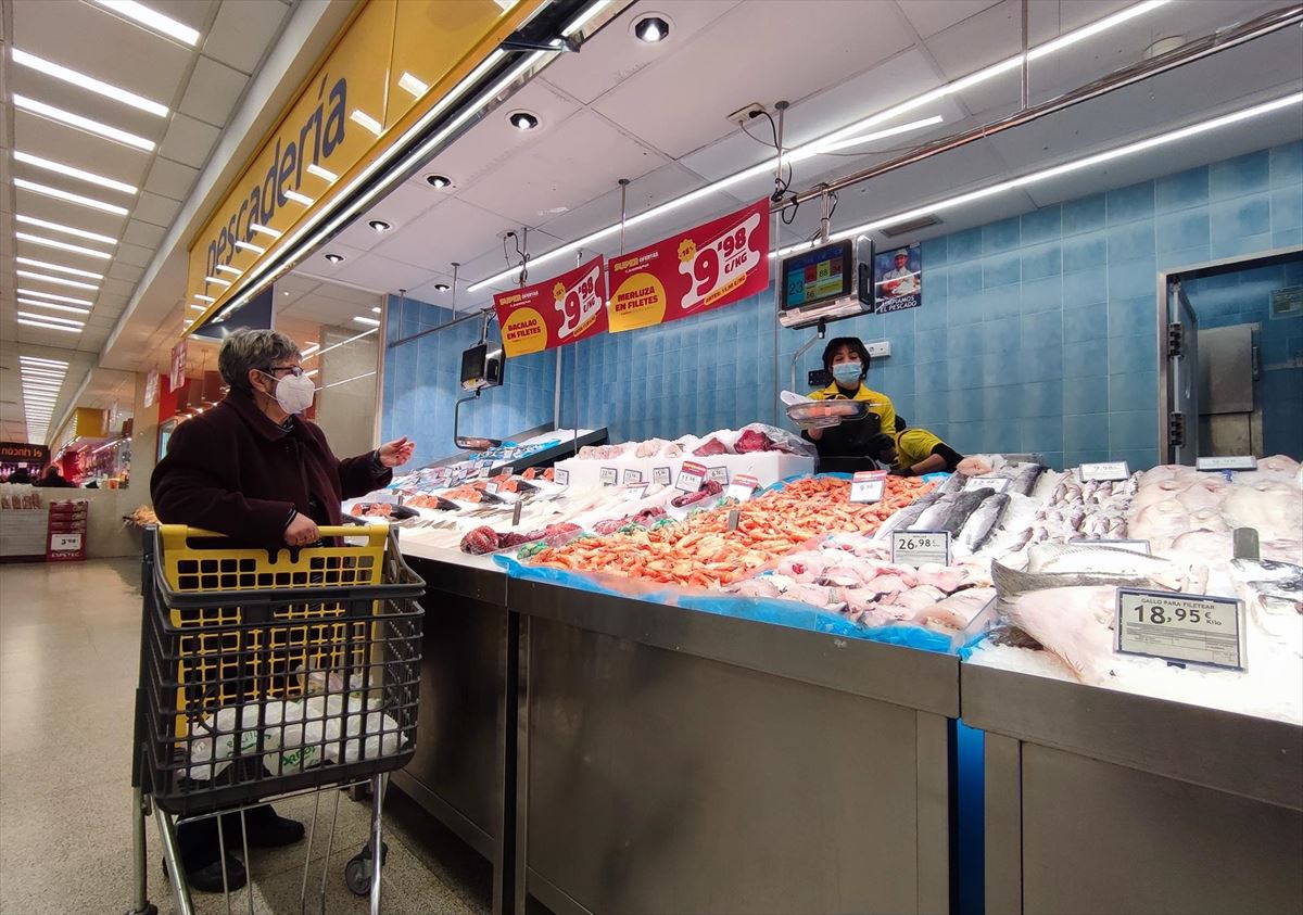 Una persona comprando en un supermercado