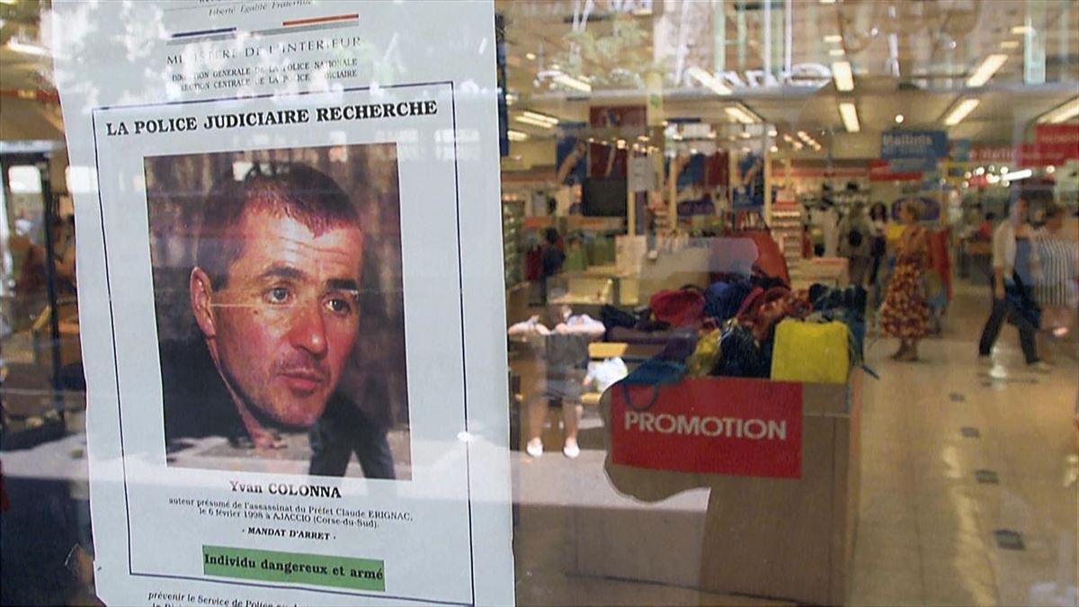 Una foto del preso Yvan Colonna en un comercio de Córcega. Imagen obtenida de un vídeo de EiTB Media