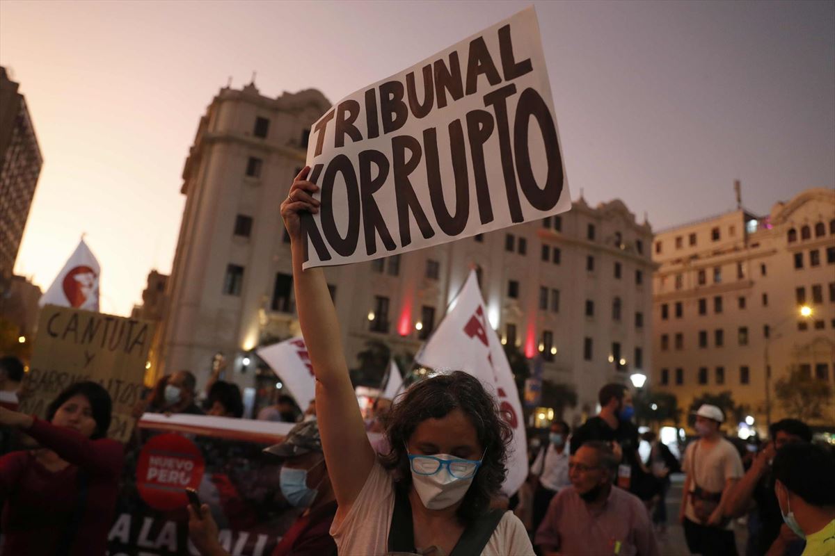 Alberto Fujimori Peruko presidente ohia aske uzteko erabakiaren aurkako manifestazioa Liman