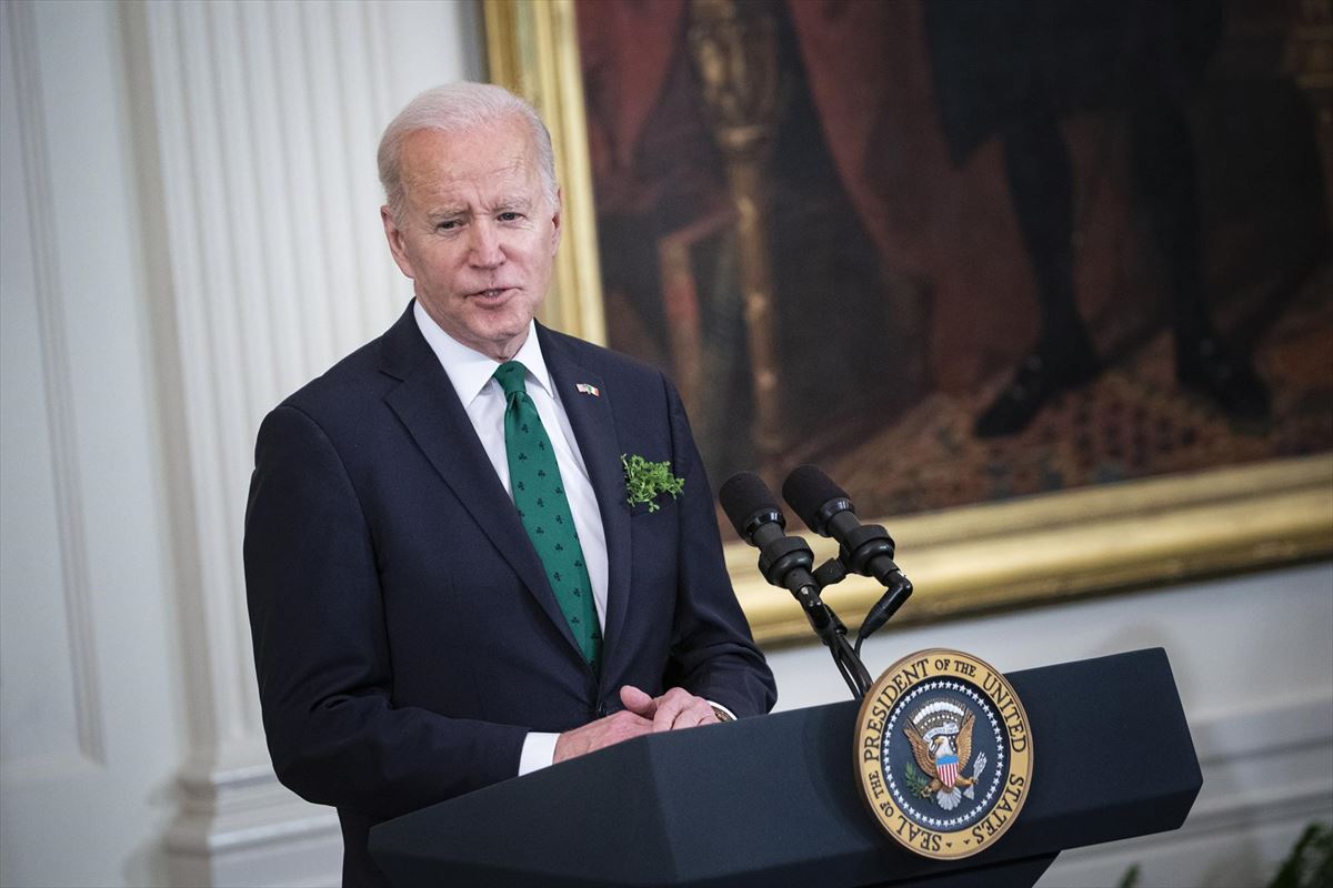 El presidente Joe Biden en un discurso en la Casa Blanca este viernes, día de San Patricio. Foto: EFE