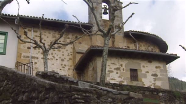 La ermita está situada en el paraje denominado Eguzkierripa a un kilómetro escaso de Ibarra.