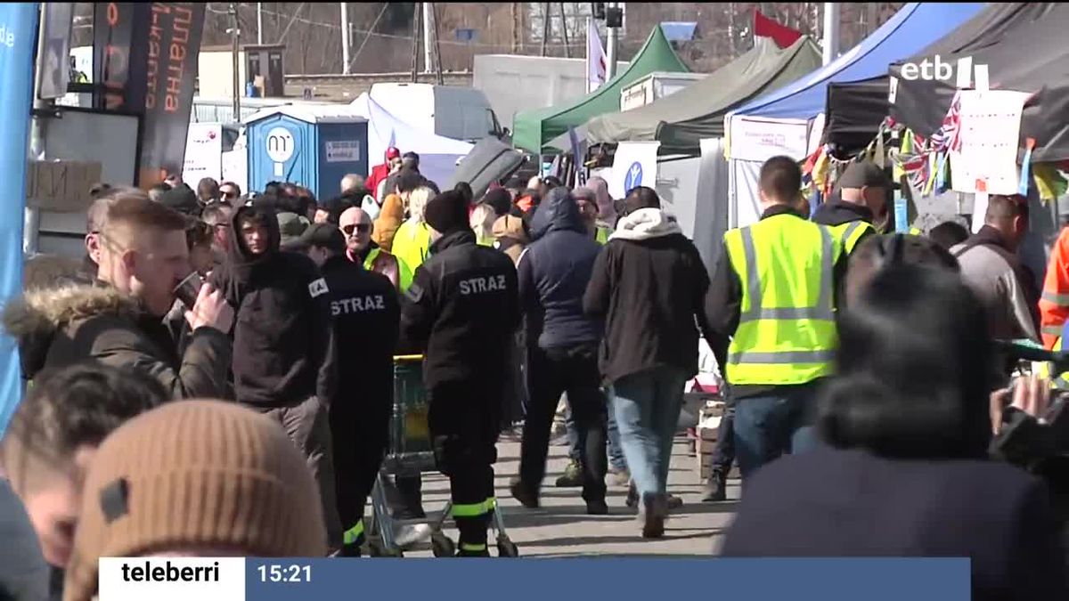 Refugiados ucranianos en pasos fronterizos. Imagen obtenida de un vídeo de EITB Media.